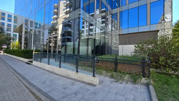 стеклянна будівля хмарочос