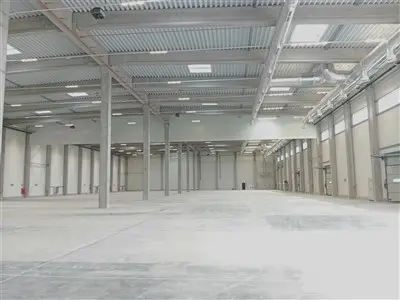 велике офісне приміщення зі багатьма стеклами