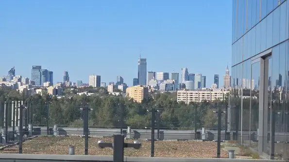 вид на місто з офісного приміщення