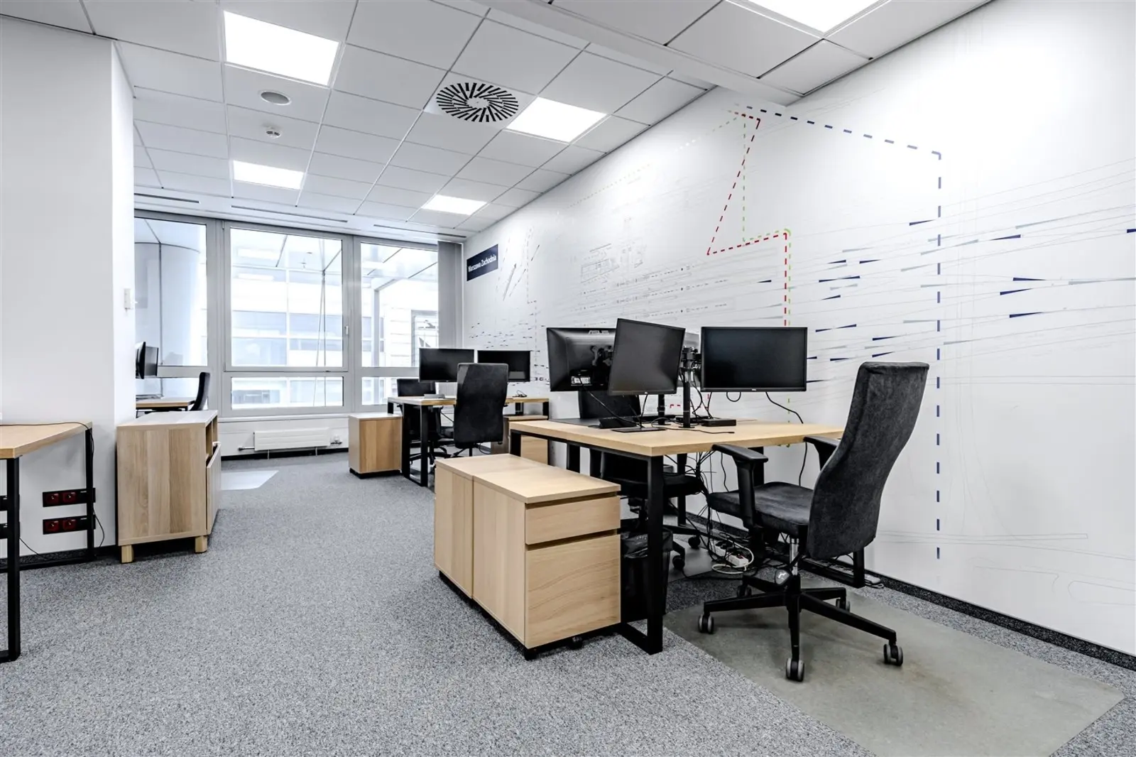 велике по розміру офісне приміщення на першому поверху як хол