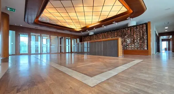 офісне приміщення з велики стеклянною стіною