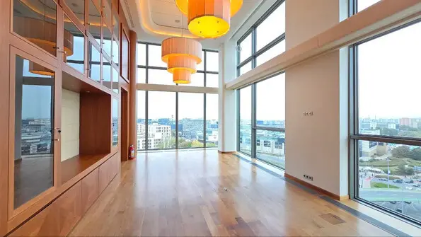 офісне приміщення з велики стеклянною стіною