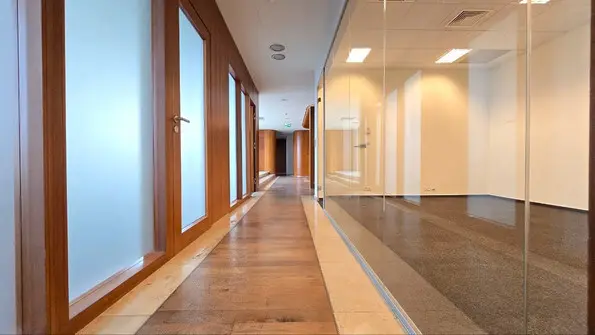 офісне приміщення з велики стеклянною стіною