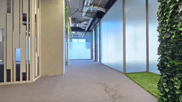 вид на місто з офісного приміщення