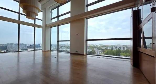 офісне приміщення з велики стеклянною стіною