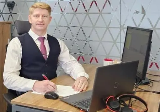 Юрій Бухтій за робочим столом